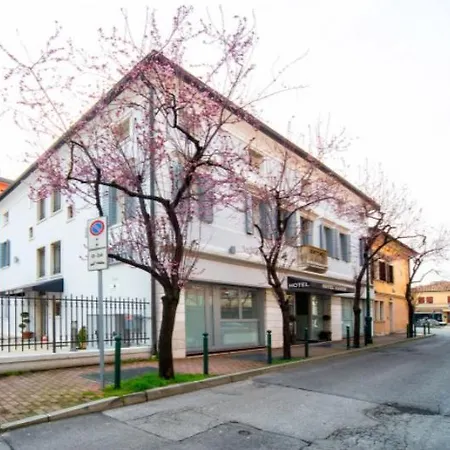 Aaron Hotel