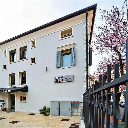מלון Aaron