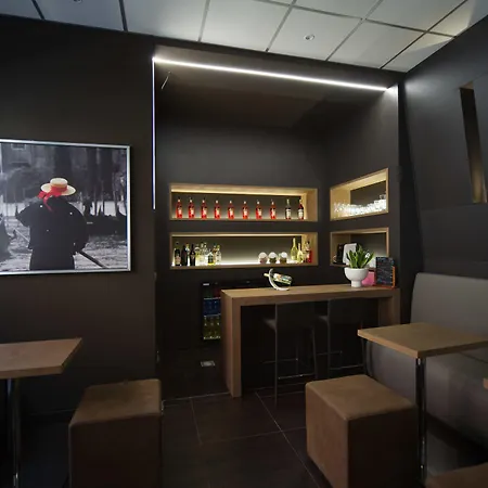 Aaron מלון מסטרה